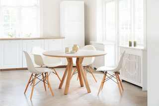 Rundt spisebord med egetræs knækben fra Designer Zoo