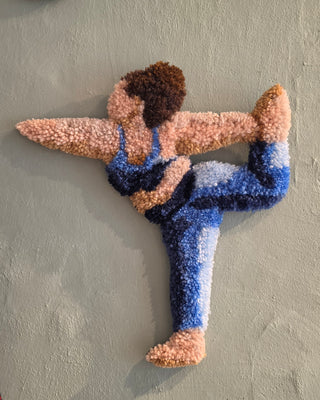Vægtæppet Lis er en del af en herlig serie af fitnesstrunter fra Raaholts Tuft, der hylder bevægeglæde, farver og det gode humør. Denne udgave viser figuren Lis i en balancerende og elegant yogastilling, iført et flot, meleret blåt og lyseblåt træningssæt.