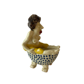 Hanne Marie badekar med en dame i gule bukser