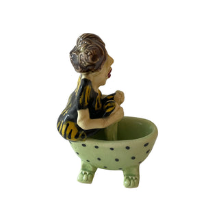 Hanne Marie badekar i grøn med en smuk dame med fødderne nede i badekaret 