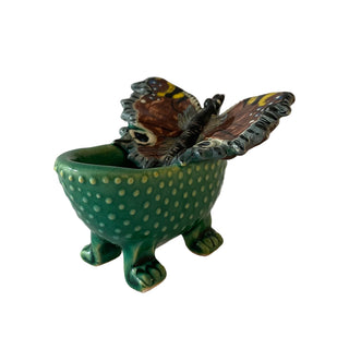 Hanne Marie badekar i grøn farve med en brun sommerfugl på