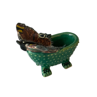 Hanne Marie badekar i grøn farve med en brun sommerfugl på