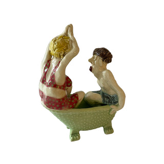 Hanne Marie badekar med mand og dame i farvet badetøj