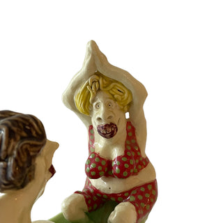 Hanne Marie badekar med mand og dame i farvet badetøj