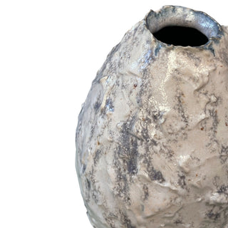 Teksturbillede af Rund Unika Vase i farven beige set tæt på