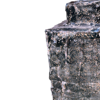 Teksturbillede af Stor Firkantet Unika Vase i farven Mørkeblå set tæt på