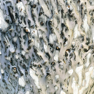 Teksturbillede - Stor Cylinder vase i Råhvid med grøneligt spil set tæt på 