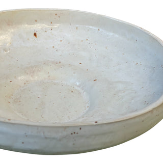 Stort fad i beige set tæt på