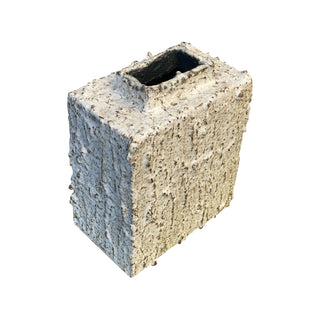 Stor organisk vase i råhvid set skråt forfra 