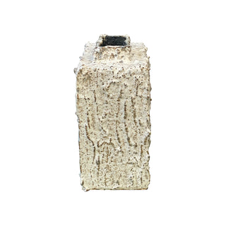 Stor organisk vase i råhvid set fra siden forfra 