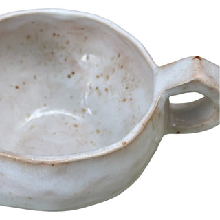 Flad diamant kop med hank i farven hvid med chamotte set tæt på