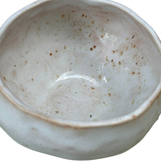 Flad diamant kop med hank i farven hvid med chamotte set tæt på