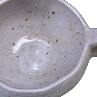 Flad diamant kop med hank i farven hvid med chamotte set tæt på