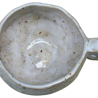 Flad diamant kop med hank I farven lys gul set tæt på 