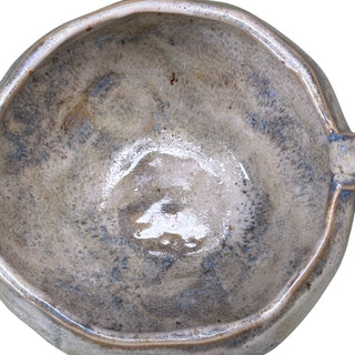 Flad diamant kop med hank I farven græn med chamotte set tæt på 