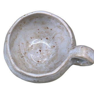 Flad diamant kop med hank I farven lys gul med chamotte set oppefra 