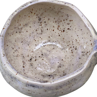 Flad diamant kop med hank I farven lysegrøn med chamotte set tæt på 