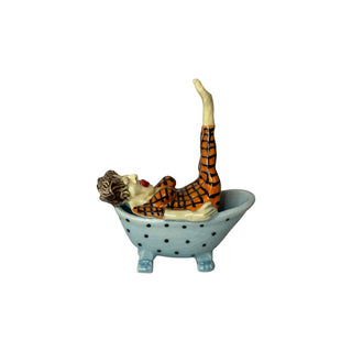 Figuren forestiller en person, der sidder i et badekar i en legende og lidt skæv positur