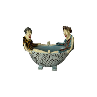 Figuren forestiller to personer, der sidder overfor hinanden i et badekar i en livlig og fortællende scene