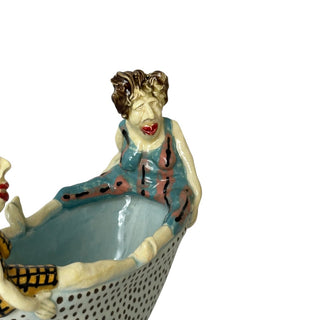 Figuren forestiller to personer, der sidder overfor hinanden i et badekar i en livlig og fortællende scene