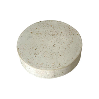 Stort rundt kagefad på fod i farven beige med chamotte set oppefra