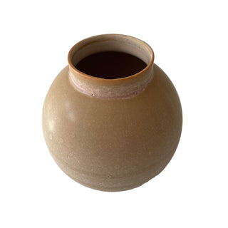 Lene Pedersen lille rund vase i mat beigerosa glasur 
