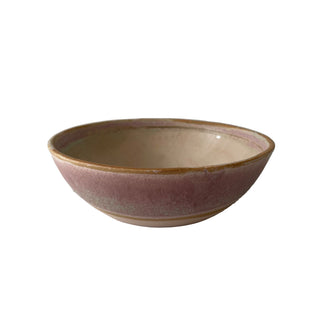 Lena Pedersen mellem flad skål i beige/rosa glasur