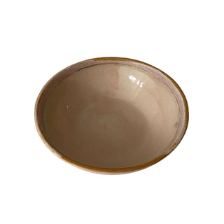 Lena Pedersen mellem flad skål i beige/rosa glasur