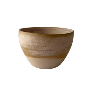 Lena Pedersen mellem skål i beige/rosa glasur 