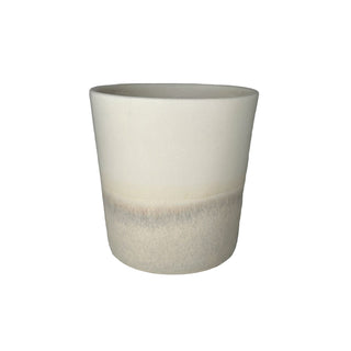 Nils Møller mellem kop i råhvid