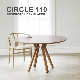 Elegant, rundt spisebord CIRCLE Ø110 designet af Karsten Lauritsen. Bordet har lyse egetræsben med en karakteristisk knækform og en lys bordplade. Perfekt til mindre spisestuer eller køkkener.