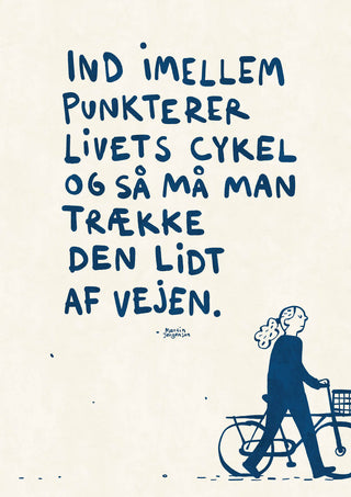 Plakaten viser en person i det højre hjørne, der trækker sin cykel, ledsaget af teksten: "Ind imellem punkterer livets cykel og så må man trække den lidt af vejen."