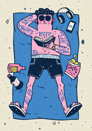 Manden ligger på et tæppe på sandet, solbriller på og kroppen dækket af tatoveringer. Armen tjener som pude under hovedet, mens omgivelserne fortæller historien om en perfekt stranddag - martin jørgensen plakat