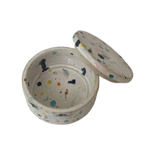 Mona Vander rundt lågkrukke i stentøj med et smukt ansigt, med prikker