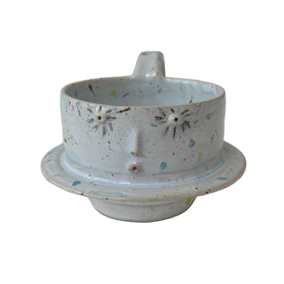 Mona Vander kop med ansigt der har lyseblå farver 