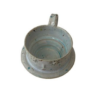 Mona Vander kop med ansigt der har lyseblå farver 