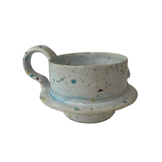 Mona Vander kop med ansigt der har lyseblå farver 