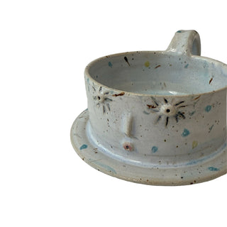 Mona Vander kop med ansigt der har lyseblå farver 