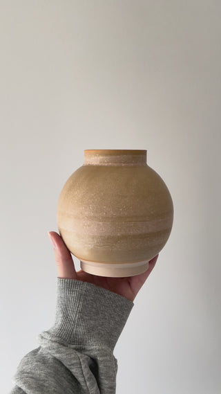 Lene Pedersen lille rund vase i mat beigerosa glasur 