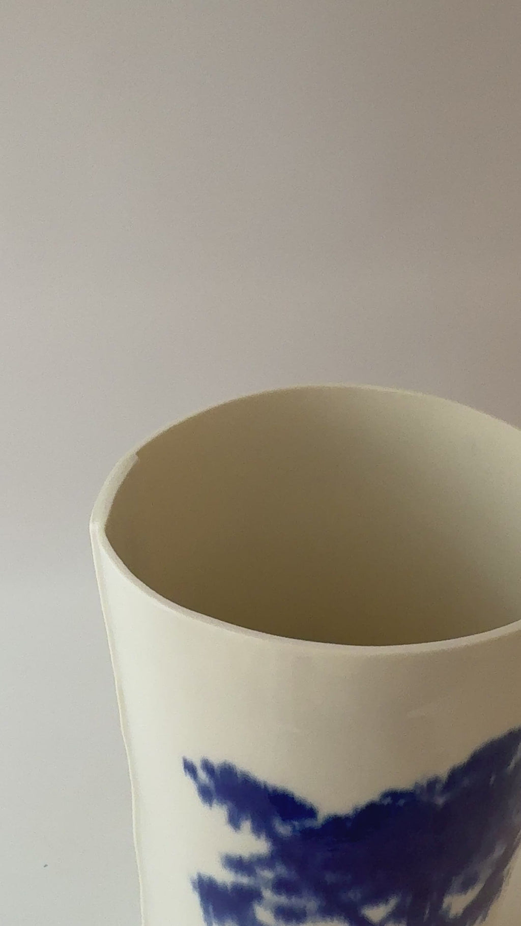 Helene Søs Schjødts - stor vase med blåt blomstermotiv