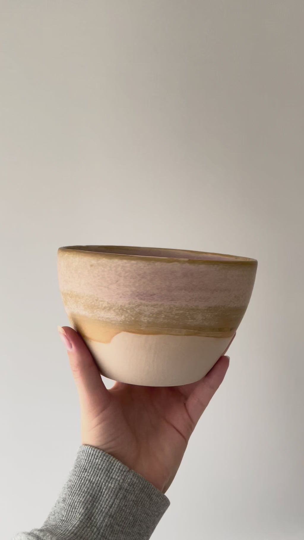 Lena Pedersen mellem skål i beige/rosa glasur 