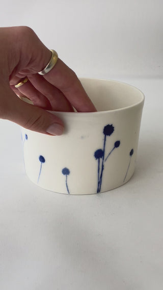 Helene Søs Schjødts - Stor beholder med blåt blomstermotiv