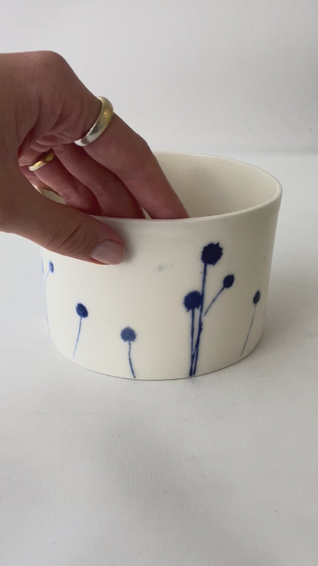 Helene Søs Schjødts - Stor beholder med blåt blomstermotiv