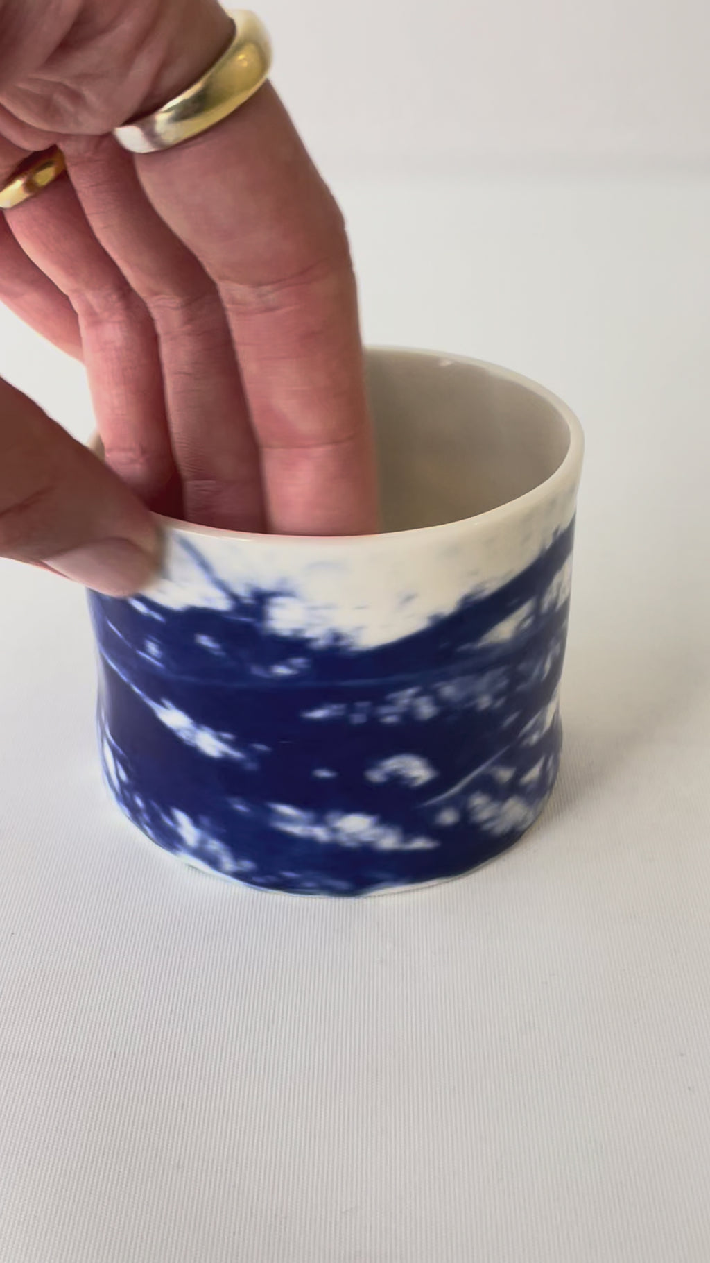 Helene Søs Schjødts - Lille vase med blåt naturmotiv