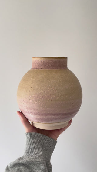 Lena Pedersen stor vase i en flot mat beige/rosa glasur 