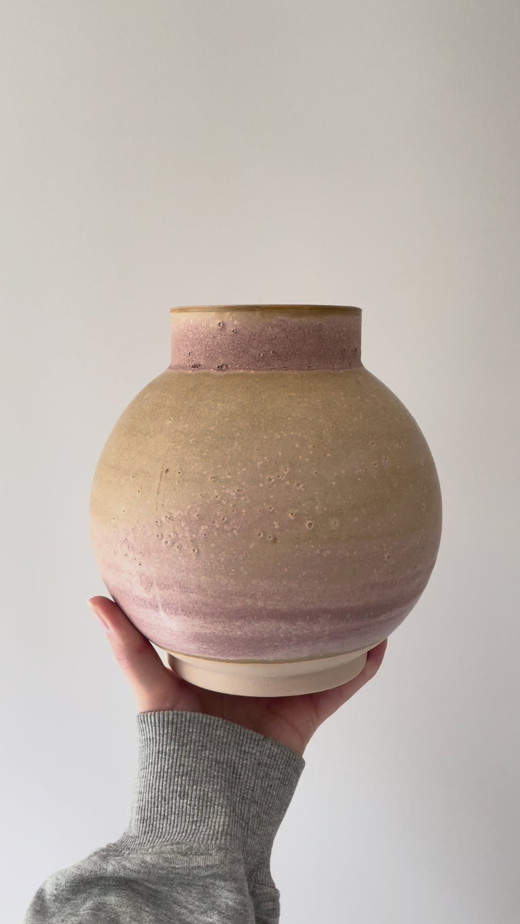Lena Pedersen stor vase i en flot mat beige/rosa glasur 