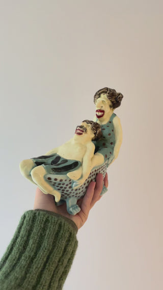 Hanne Marie badekar med par i med blåt badetøj