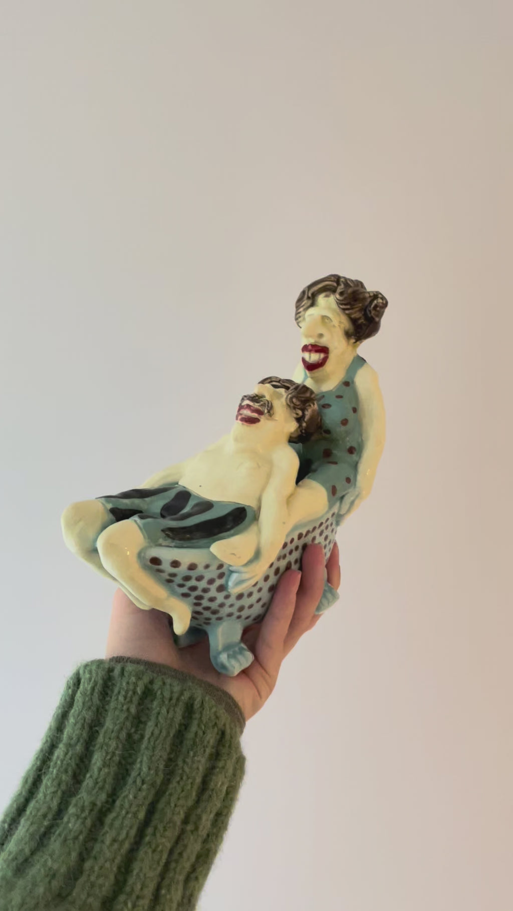 Hanne Marie badekar med par i med blåt badetøj