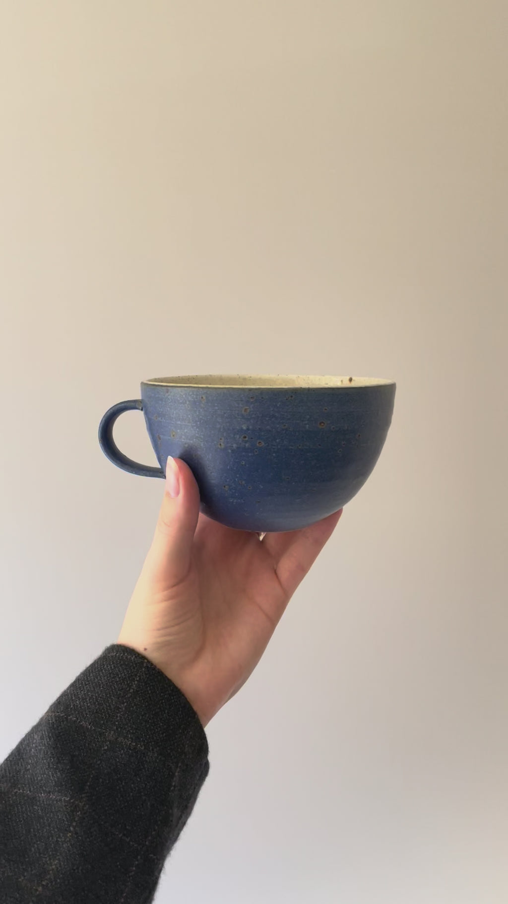 Anna Bystrup kop i beige farve 