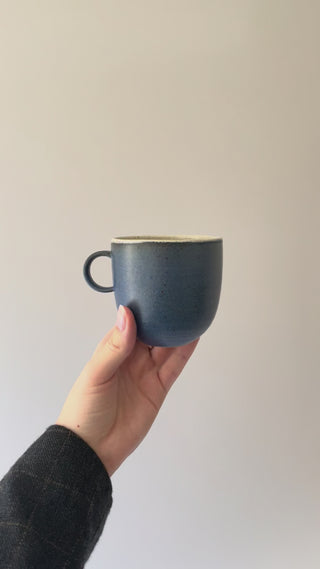 Anna Bystrup kaffekop i blå farve